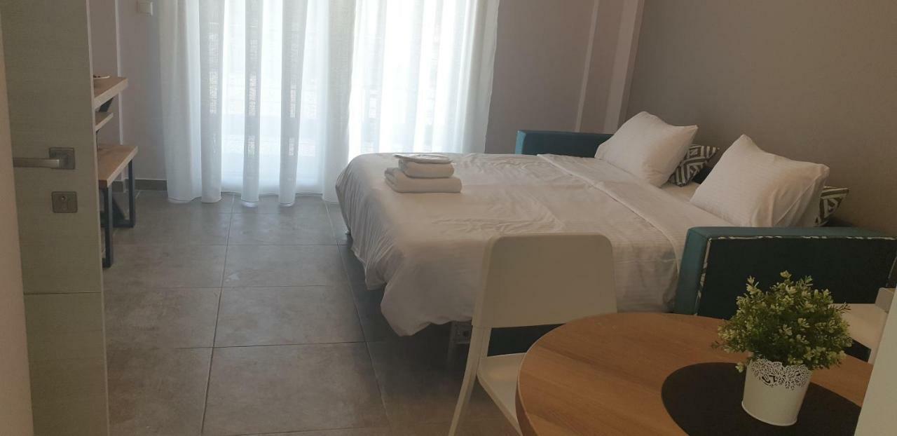 Isalos Suites Néa Péramos Dış mekan fotoğraf